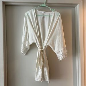 Flora Nikrooz Short White Satin Robe sz M/L